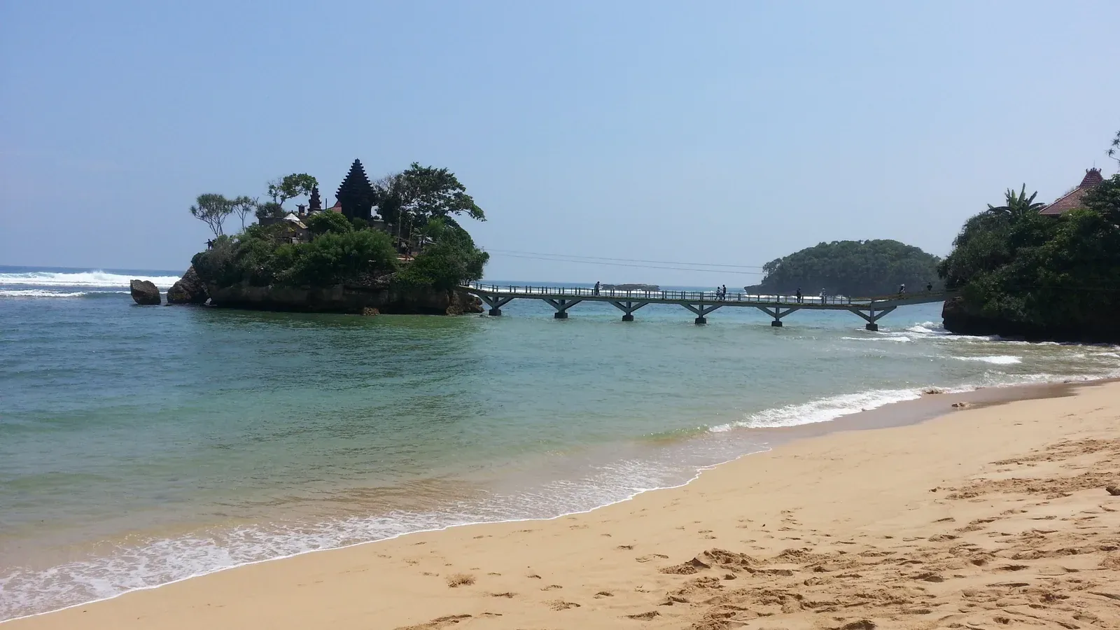 Pura Amarta Jati di Pulau Ismoyo dan jembatan penghubungnya dilihat dari bibir Pantai Balekambang