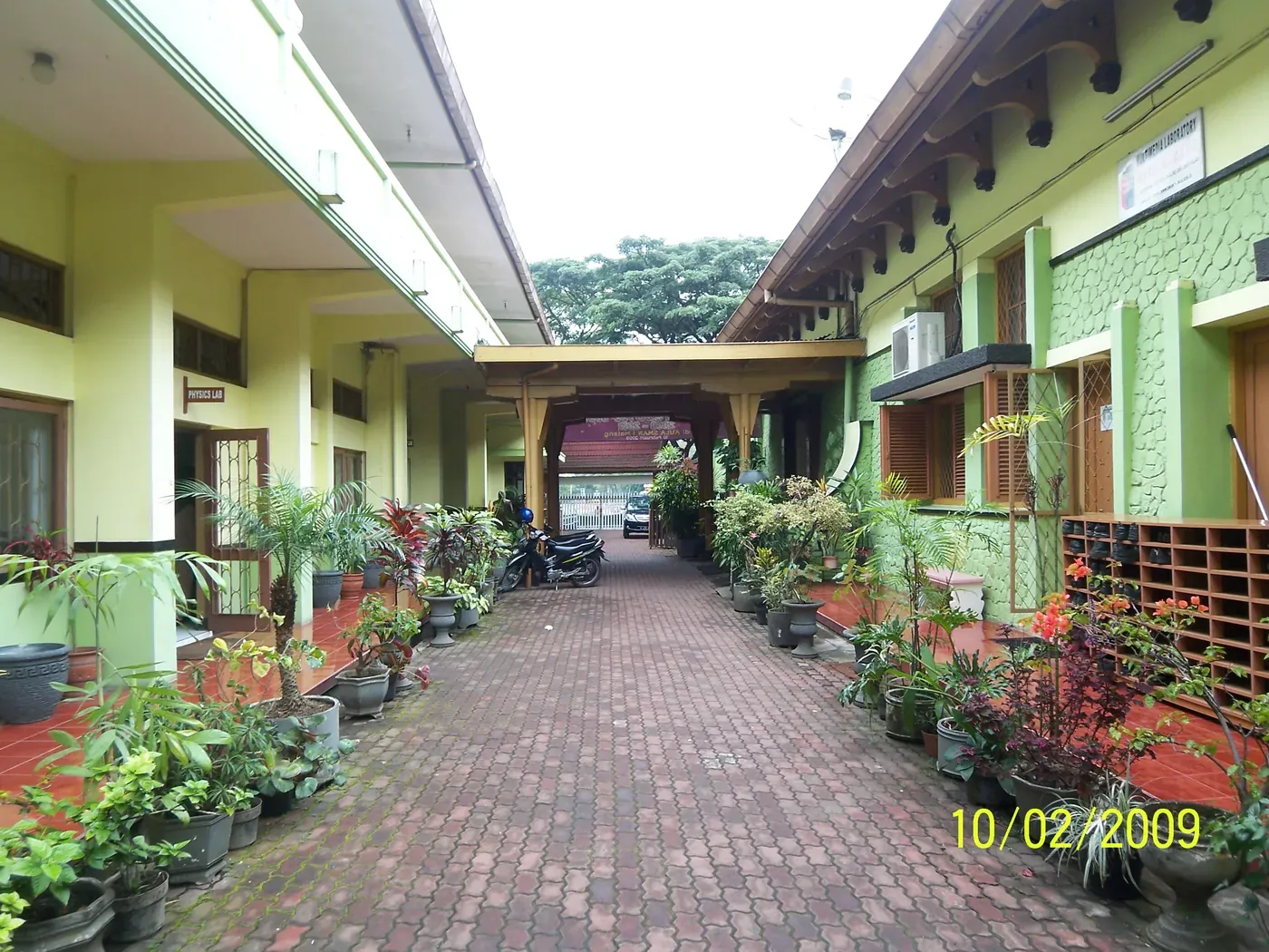 Halaman dalam kompleks SMA Tugu Malang dengan lorong dan taman