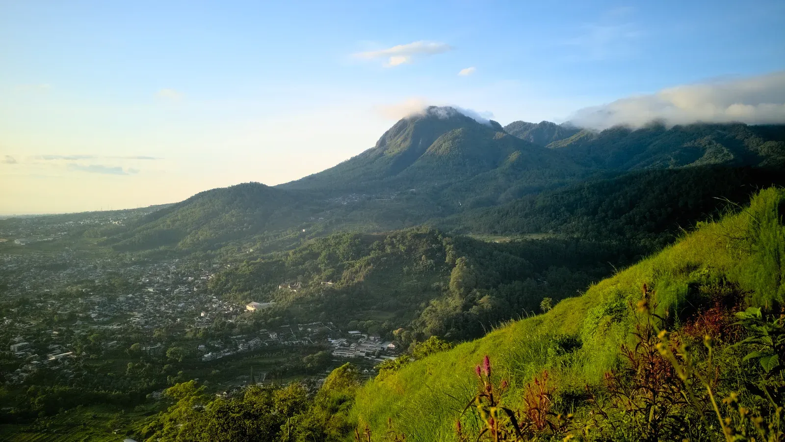 Pemandangan Gunung Panderman dan lembah permukiman Kota Batu dari ketinggian