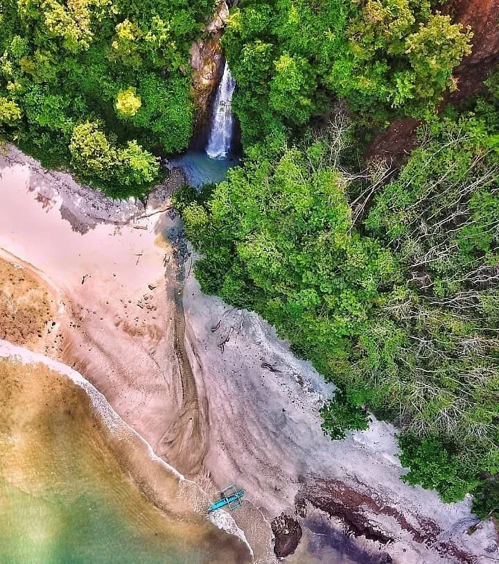 Foto udara air terjun Wedi Putih di tepi Pantai Sipelot Malang