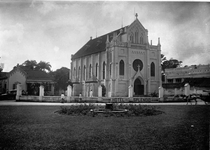 Foto arsip Gereja Kayutangan Malang sekitar tahun 1920, sebelum menara selesai dibangun