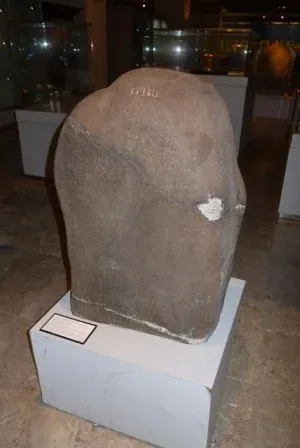 Sisi belakang batu Prasasti Dinoyo di Museum Nasional