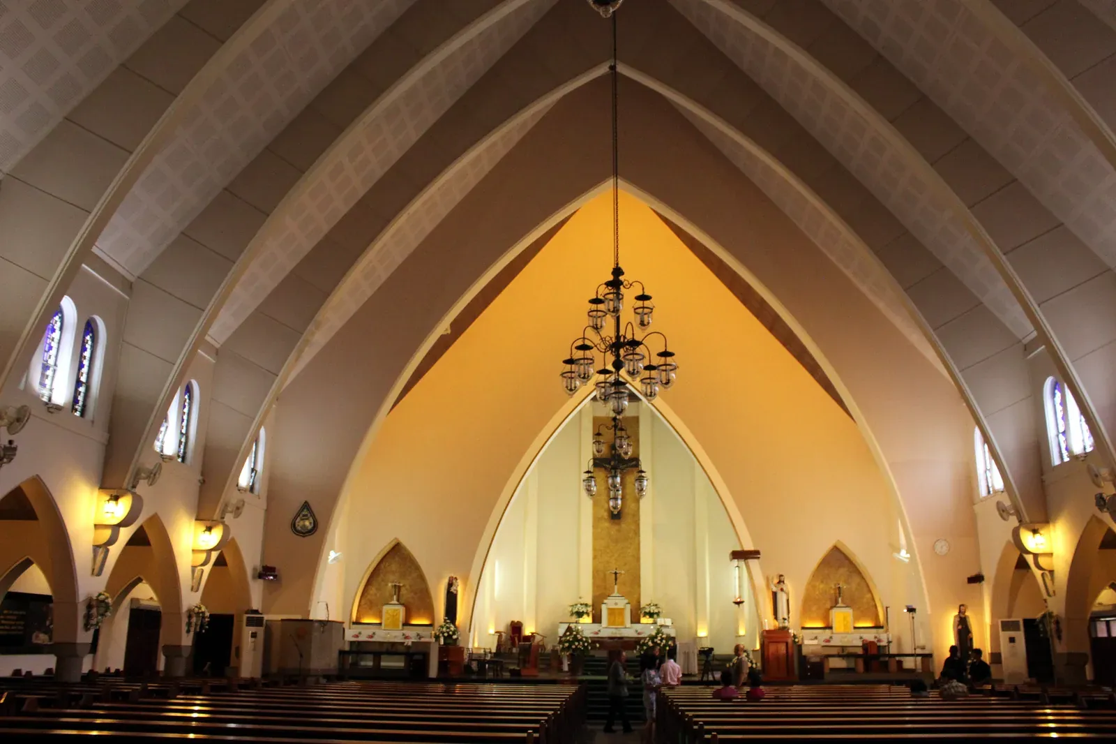Interior Katedral Ijen Malang dengan langit-langit melengkung khas rancangan tahun 1934