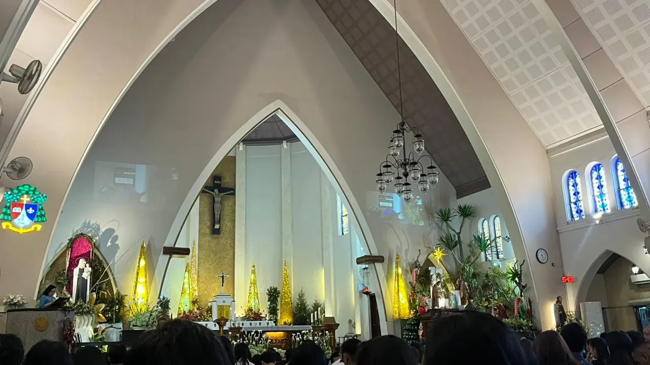 Suasana misa Natal di altar Katedral Ijen Malang