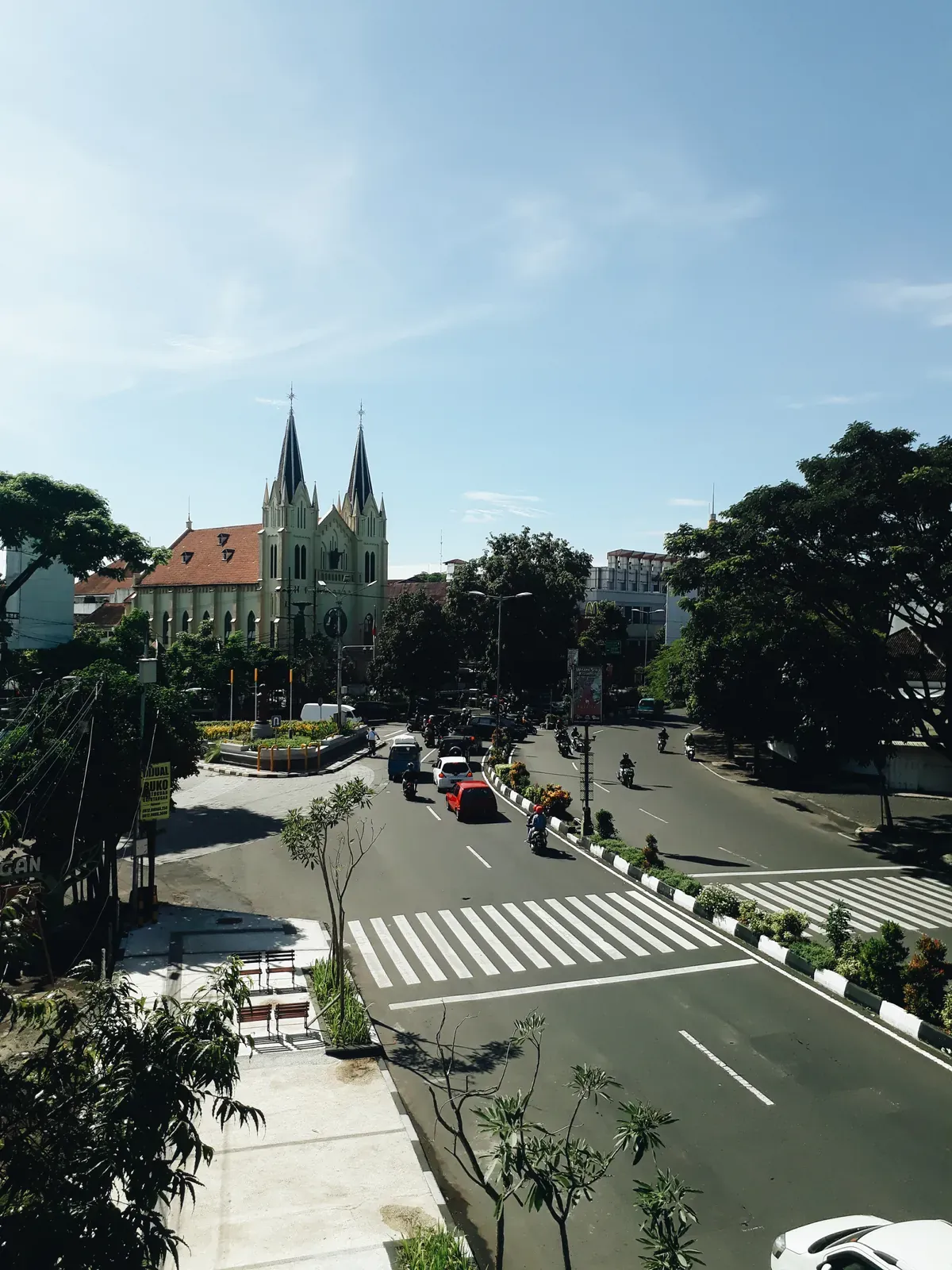 Jalan Kayutangan dengan Gereja Kayutangan di latar belakang, 2020