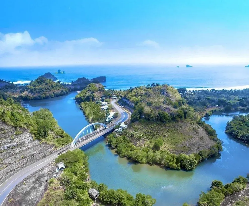 Foto udara Jembatan Bajulmati di dekat Pantai Ungapan