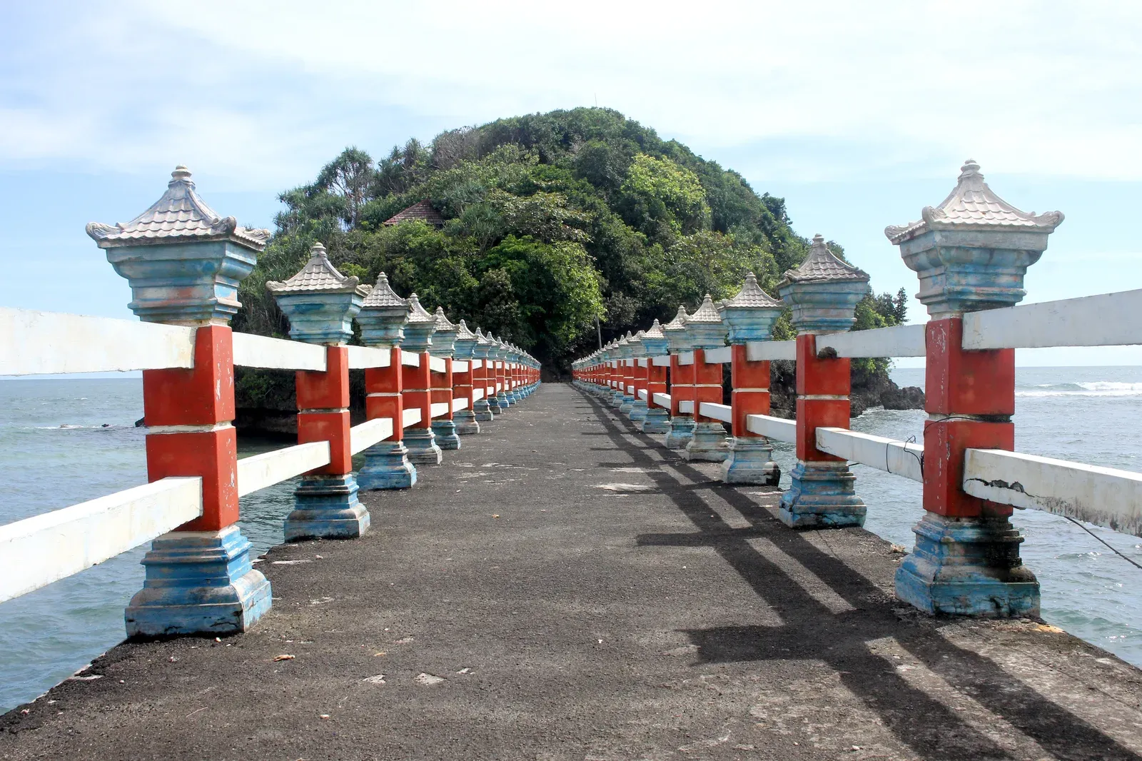 Jembatan beton menuju Pulau Ismoyo dengan pagar bercorak Bali di Pantai Balekambang