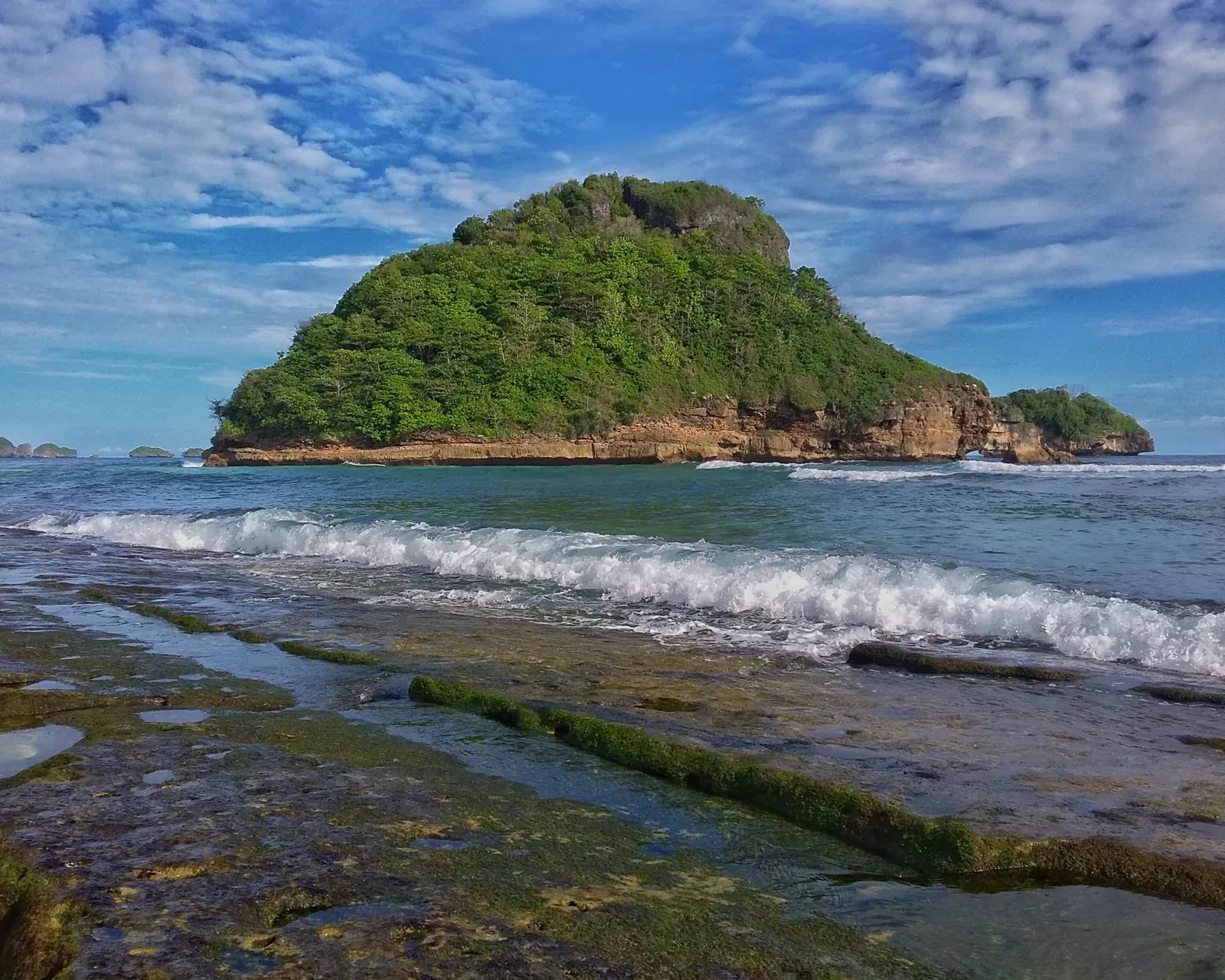 Pulau hijau dan ombak di Pantai Goa China