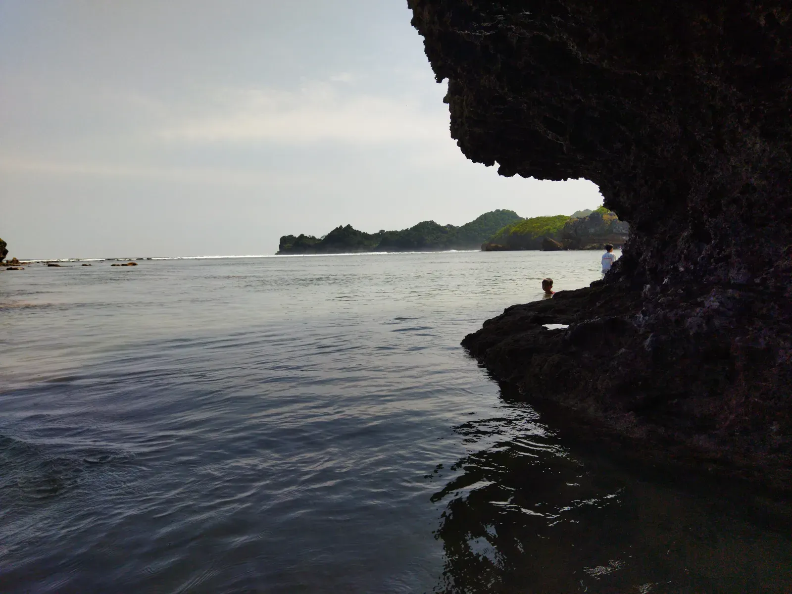 Air tenang dengan lengkungan karang di Pantai Kondang Merak