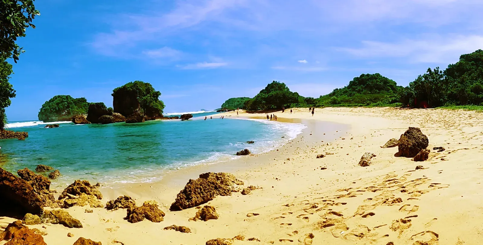 Pasir putih dan karang di Pantai Watu Leter